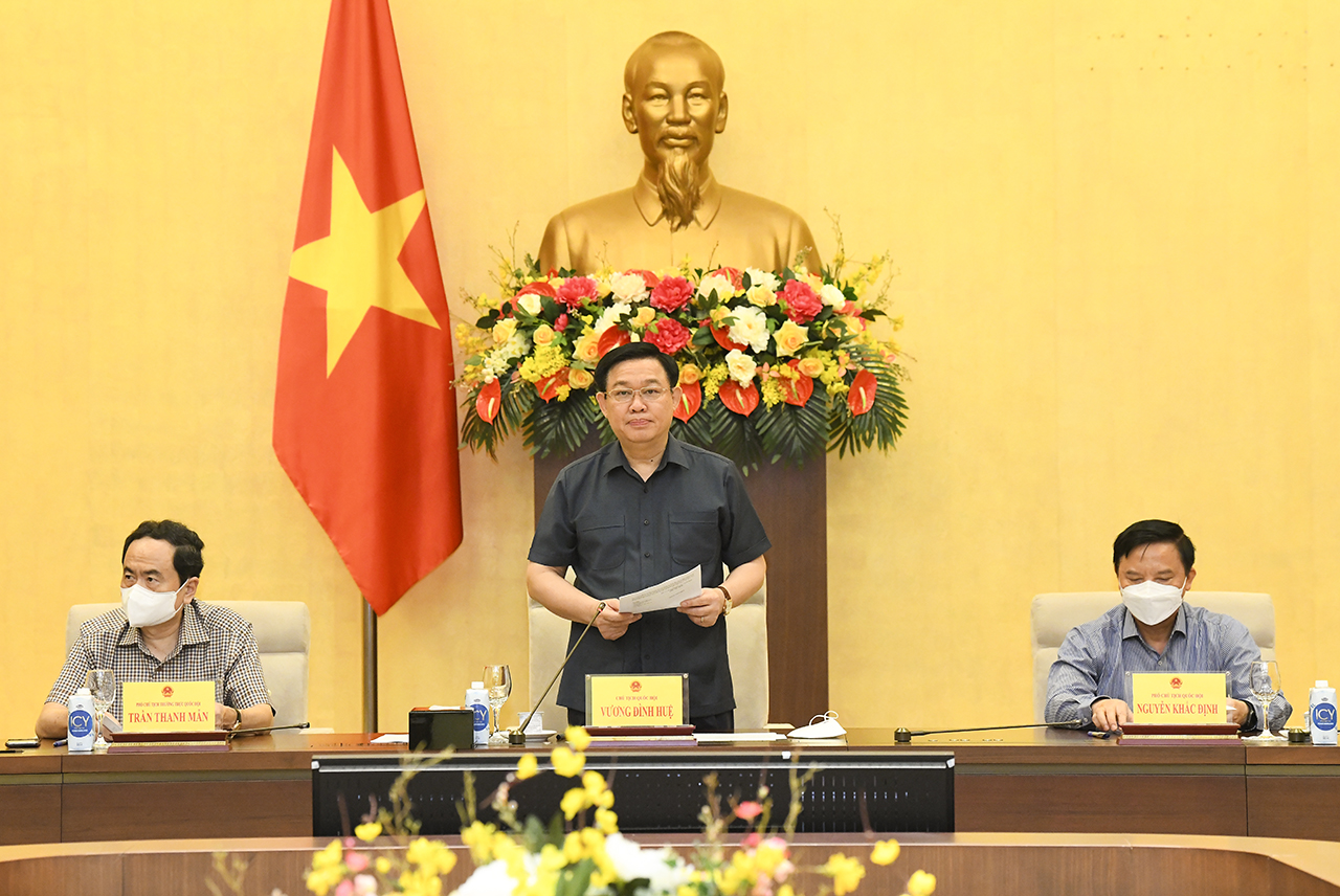 Chủ tịch Quốc hội Vương Đình Huệ chủ trì cuộc họp khẩn cấp của Ủy ban Thường vụ Quốc hội cho ý kiến về dự thảo Nghị quyết của Chính phủ về một số giải pháp cấp bách phòng, chống dịch COVID-19 vào chiều tối 6/8.