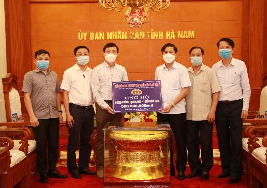 Phó Tổng giám đốc HUD Phạm Văn Ân trao số tiền 500 triệu đồng của Tổng công ty HUD ủng hộ quỹ phòng chống covid-19 tỉnh Hà Nam.