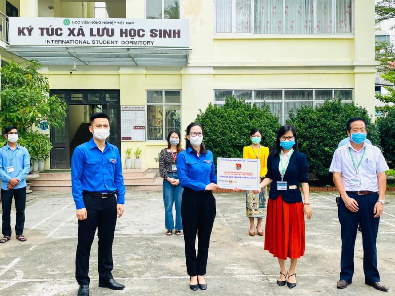 Đồng chí Hoàng Thị Minh Thu, Ủy viên BTV Trung ương Đoàn, Ủy viên BCH Đảng bộ Khối, Bí thư Đoàn Khối Doanh nghiệp Trung ương trao biển hỗ trợ 353 suất quà trị giá 70 triệu đồng cho các em lưu học sinh có hoàn cảnh khó khăn của Học viện Nông nghiệp Việt Nam