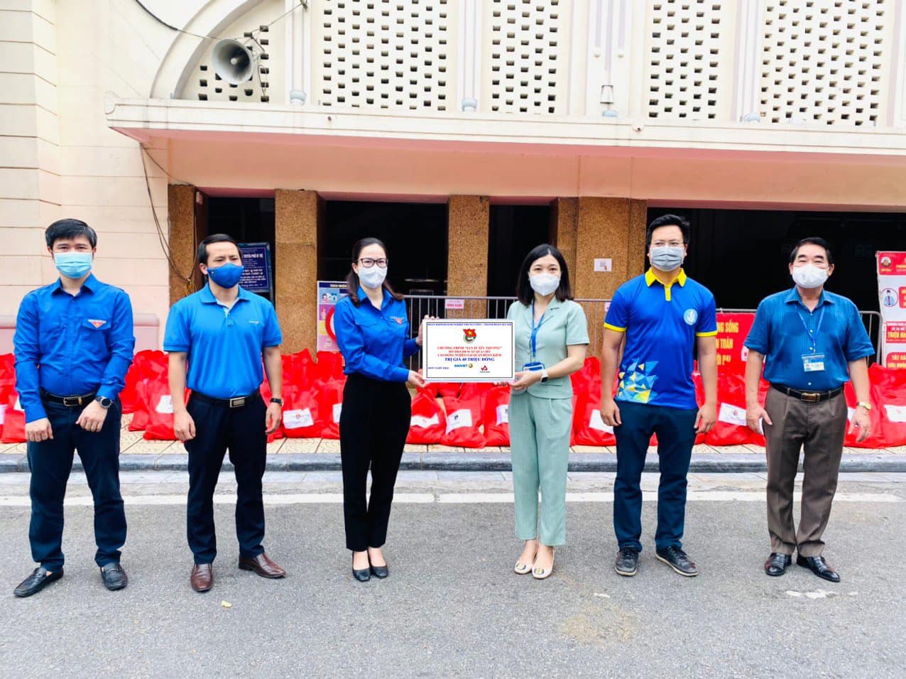 Đồng chí Hoàng Thị Minh Thu, Ủy viên BTV Trung ương Đoàn, Ủy viên BCH Đảng bộ Khối, Bí thư Đoàn Khối Doanh nghiệp Trung ương, cùng Bí thư Đoàn các đơn vị Bảo Việt, VNSTEEL trao biển hỗ trợ 200 suất quà trị giá 40 triệu đồng cho lao động nghèo trên địa bàn quận Hoàn Kiếm.