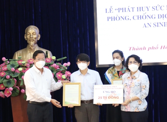 Đại diện BIDV trao biển tượng trưng ủng hộ TP.HCM 25 tỷ phòng chống Covid-19.