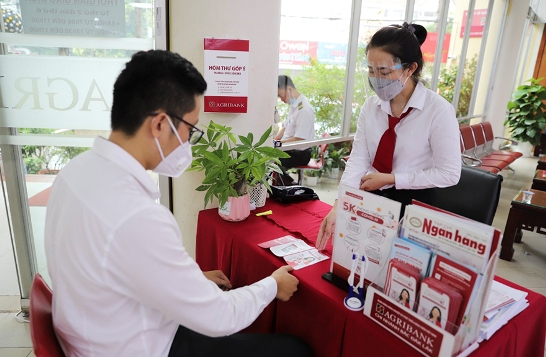 Agribank thực hiện miễn, giảm phí dịch vụ nhằm đẩy mạnh thanh toán không dùng tiền mặt và tiếp sức cho khách  hàng vượt qua khó khăn trong mùa dịch.