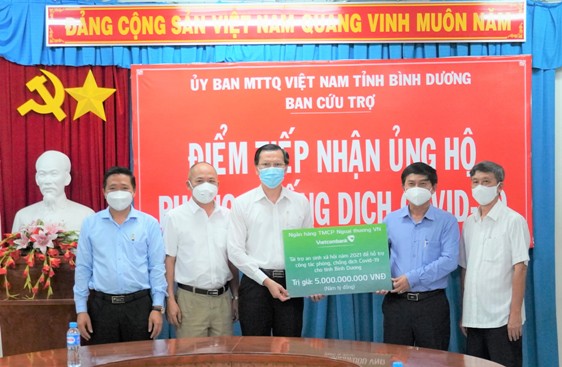 đại diện lãnh đạo tỉnh Bình Dương tiếp  nhận kinh phí ủng hộ phòng chống dịch COVID-19 của Vietcombank.
