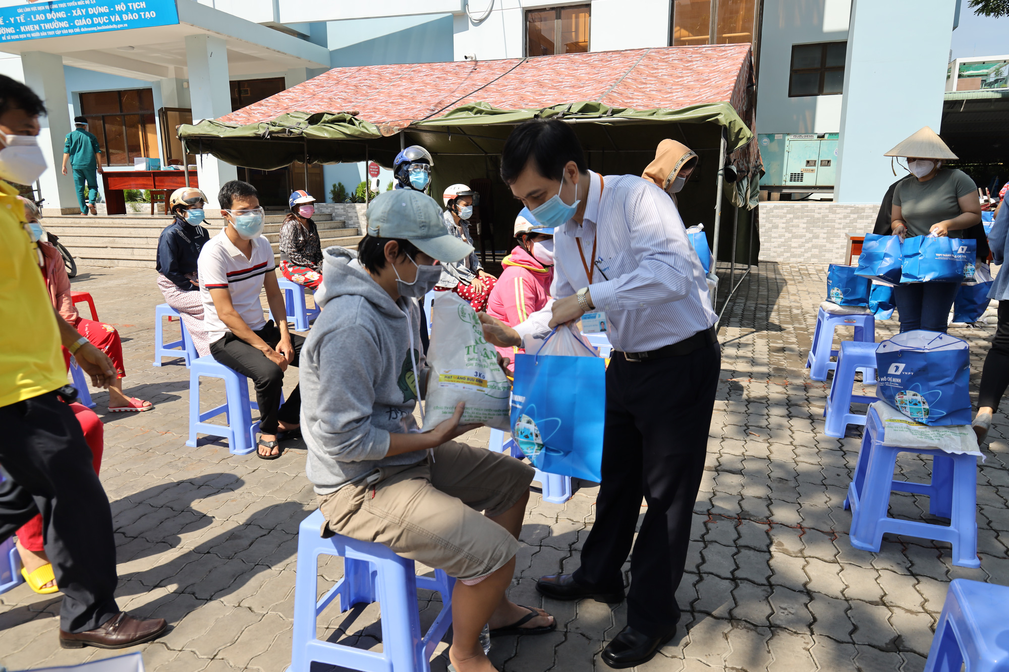 Cán bộ công nhân viên của VNPT trên địa bàn TPHCM hỗ trợ những túi quà là nhu yếu phẩm thiết yếu tới người dân. 