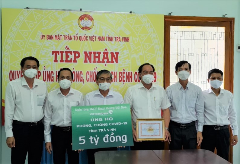 Đại diện lãnh đạo Vietcombank Trà Vinh (thứ 3 từ phải sang) trao biển tượng trưng số tiền 5 tỷ đồng hỗ trợ công tác phòng, chống dịch COVID-19 của tỉnh Trà Vinh.