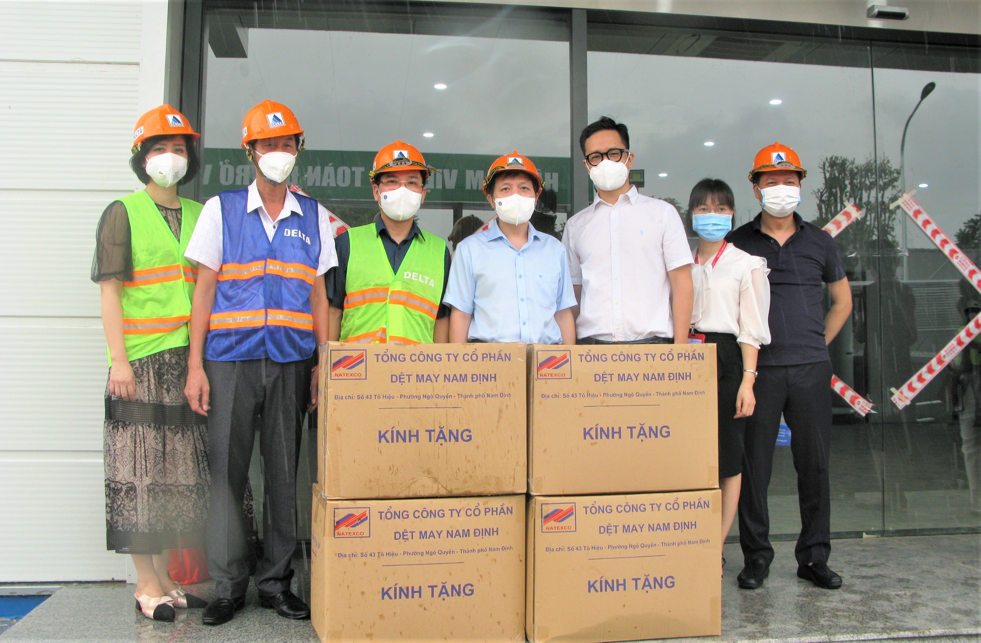 Đại diện lãnh đạo Vinatex trao tặng đồ dùng sinh hoạt cho bệnh viện dã chiến.