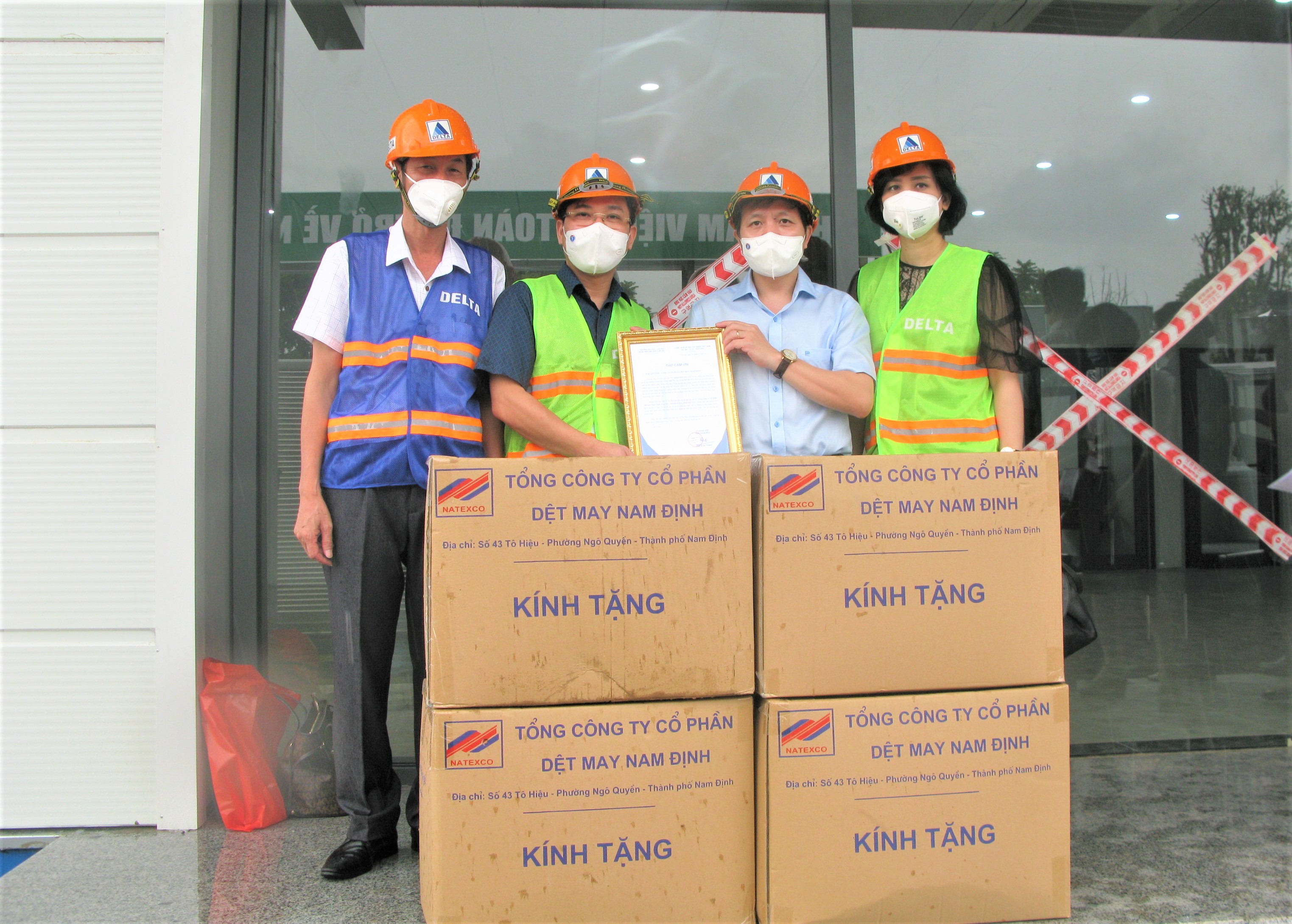 Đại diện lãnh đạo Bệnh viện Đại học Y Hà Nội gửi thư cảm ơn CBCNV-NLĐ Vinatex.