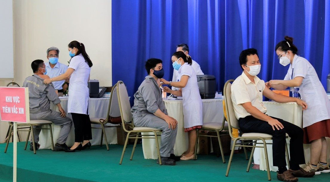 Tiêm vaccine phòng Covid-19 cho người lao động.