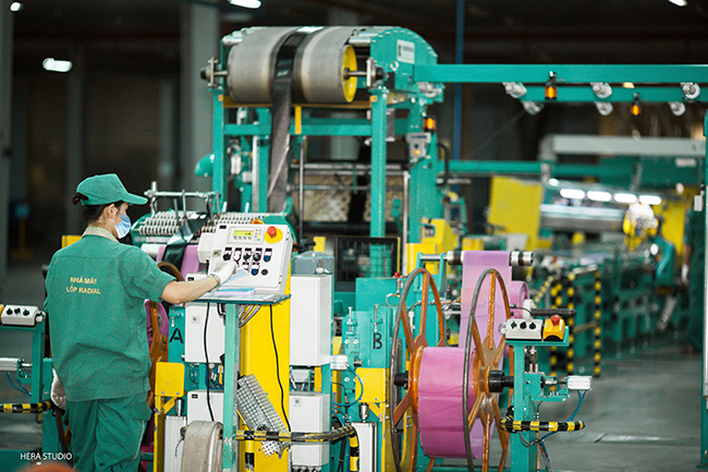 Công nhân làm việc bảo đảm các yêu cầu về giãn cách phòng, chống dịch.