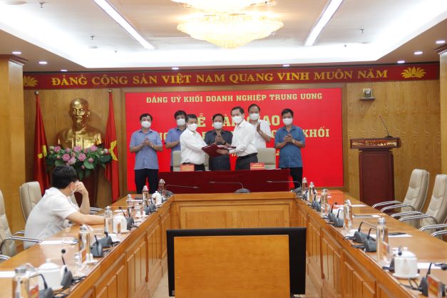 đồng chí Y Thanh Hà Niê Kđăm, Ủy viên BCH Trung ương, Ủy viên Ban Thường vụ Quốc hội, Chủ tịch Hội đồng Dân tộc của Quốc hội, nguyên Bí thư Đảng ủy Khối và đồng chí Nguyễn Long Hải, Ủy viên dự khuyết BCH Trung ương Đảng, Bí thư Đảng ủy Khối ký biên bản bàn giao công tác Bí thư Đảng ủy Khối nhiệm kỳ 2020-2025.