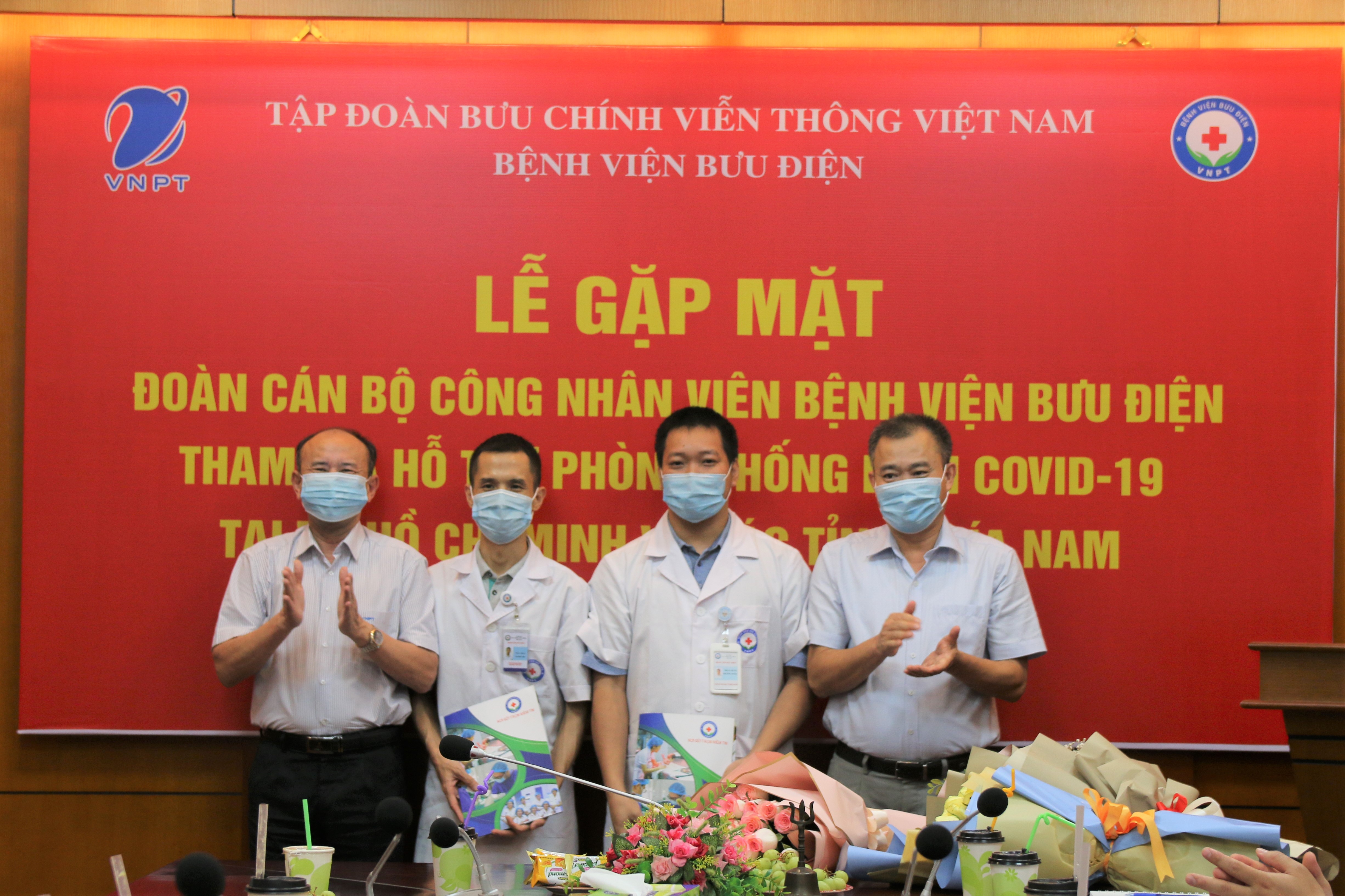 Lãnh đạo Bệnh viện Bưu điện động viên Đoàn công tác trước giỡ xuất phát. 