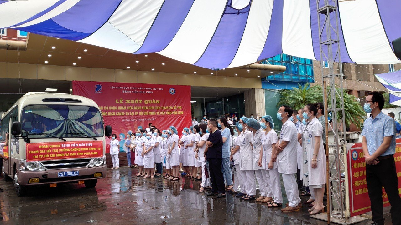 Đoàn xuất phát lên đường làm nhiệm vụ.