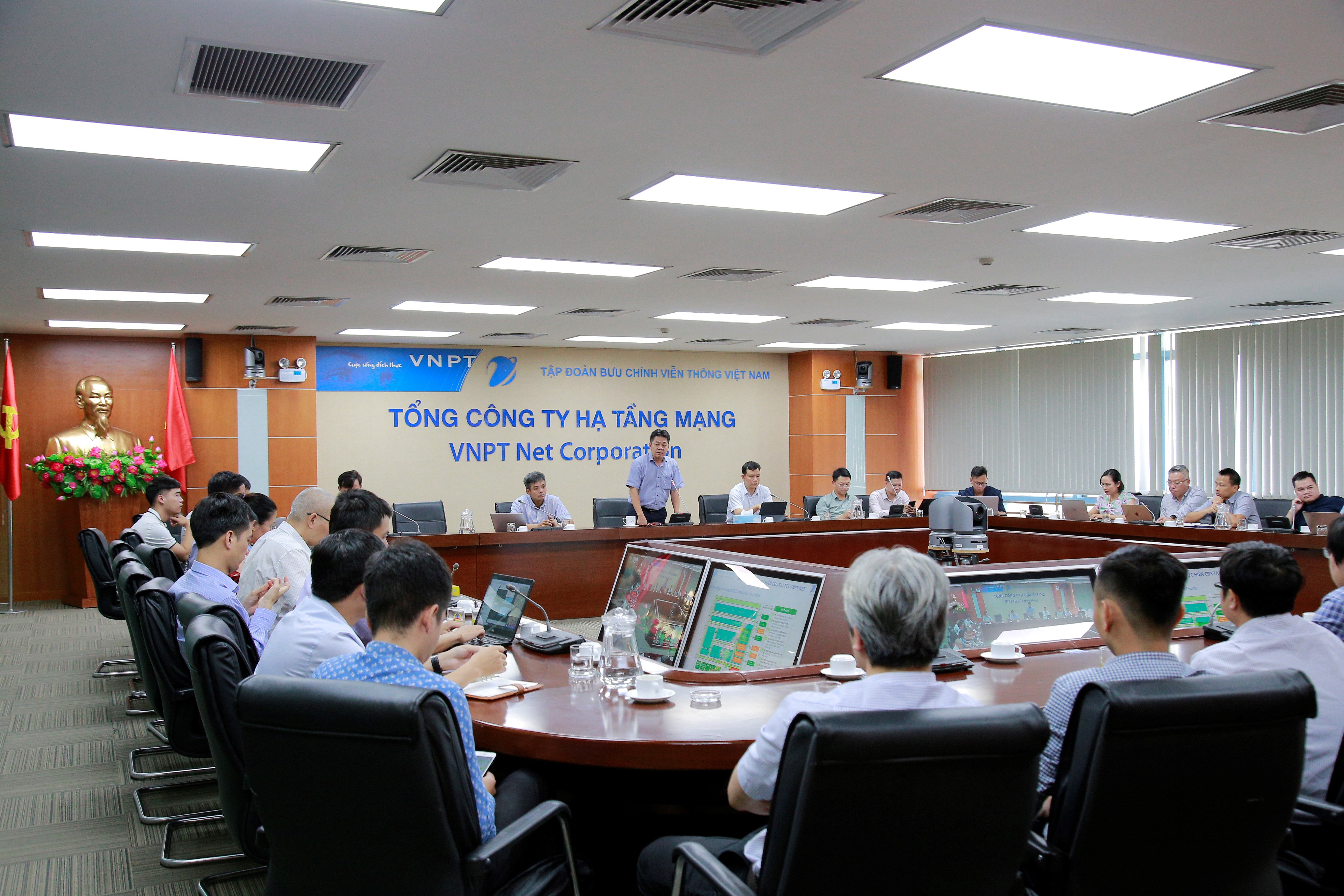 Tổng Giám đốc Đặng Anh Sơn chỉ đạo quá trình triển khai chuyển đổi số của VNPT Net với các chuyên gia CNTT của VNPT IT và Viễn thông Tỉnh/Thành phố (8/7/2020)