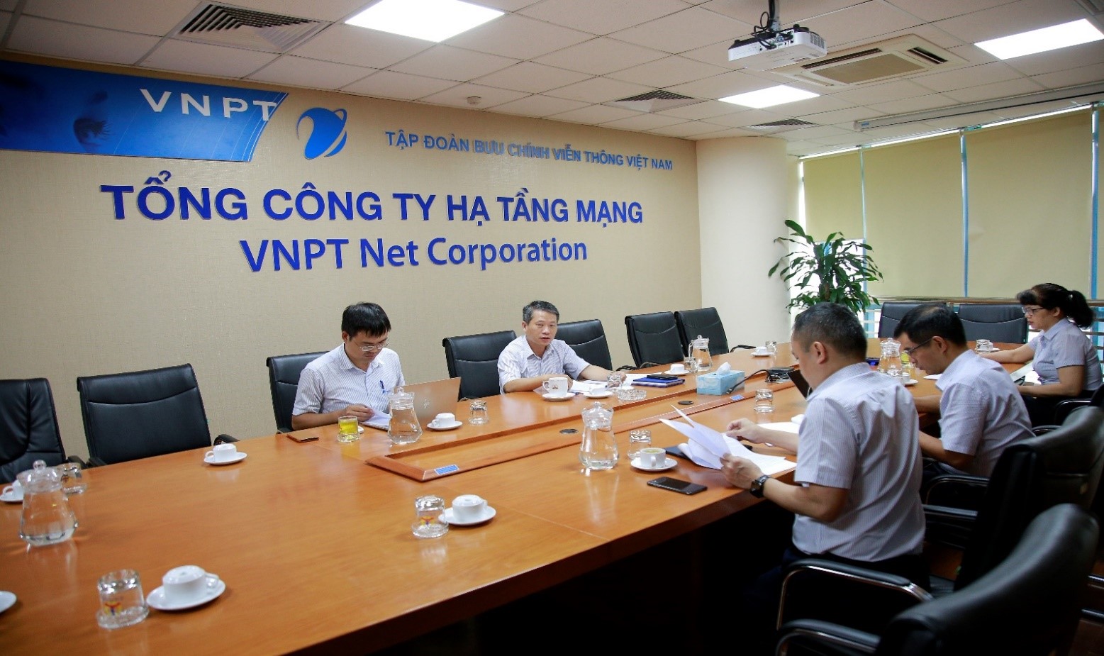 Một buổi làm việc của các thành viên Tiểu ban xây dựng Nghị quyết chuyên đề “Về tăng cường sự lãnh đạo của Đảng trong công tác đầu tư xây dựng giai đoạn 2020-2025” do đ/c  Hoàng Tùng - UV Ban Thường vụ, Phó TGĐ Tổng công ty chủ trì.