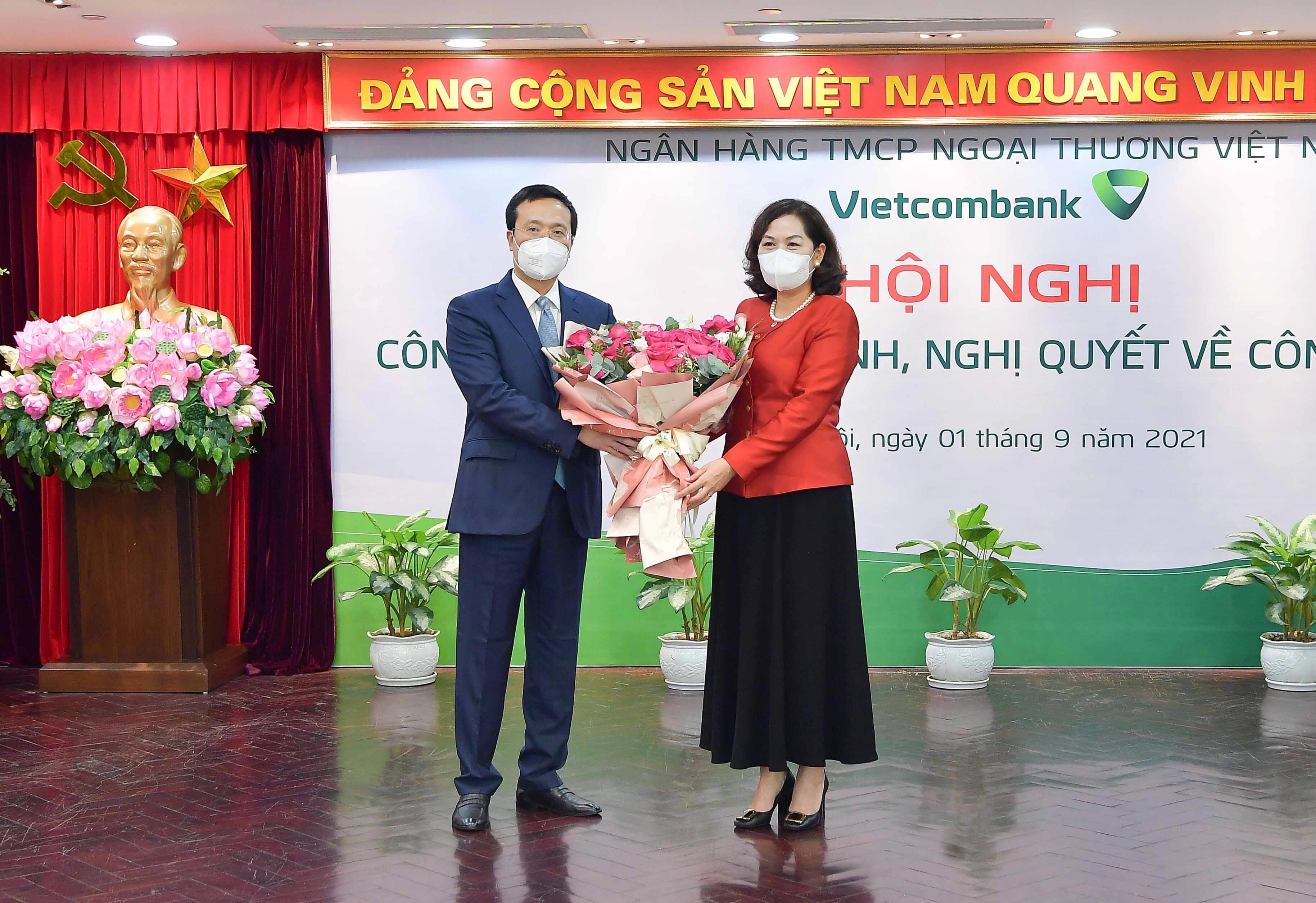 Đ/c Nguyễn Thị Hồng - Ủy viên BCH Trung ương Đảng, Bí thư Ban cán sự Đảng, Thống đốc Ngân hàng Nhà nước Việt Nam tặng hoa chúc mừng tân Bí thư Đảng ủy, Chủ tịch HĐQT Vietcombank.