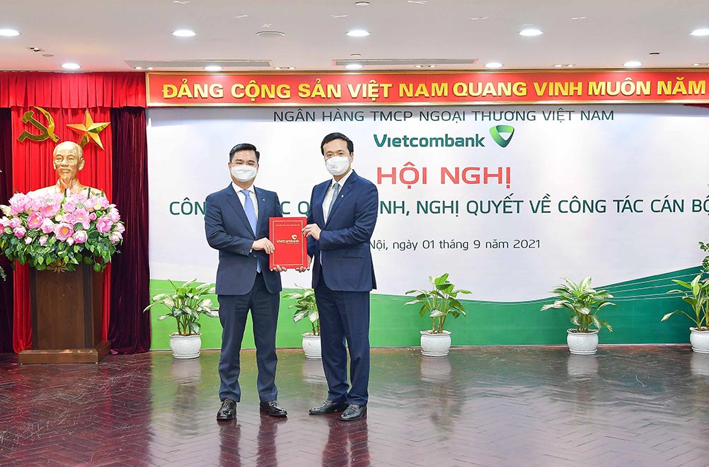 Đ/c Phạm Quang Dũng - Ủy viên Ban Chấp hành Đảng bộ Khối DNTW, Bí thư Đảng ủy, Chủ tịch HĐQT Vietcombank trao Quyết định cho đ/c Nguyễn Thanh Tùng - Phó Tổng Giám đốc phụ trách Ban điều hành.