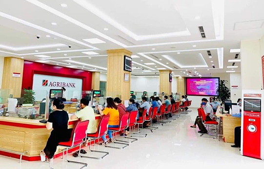 Giao dịch tại ngân hàng Agribank.