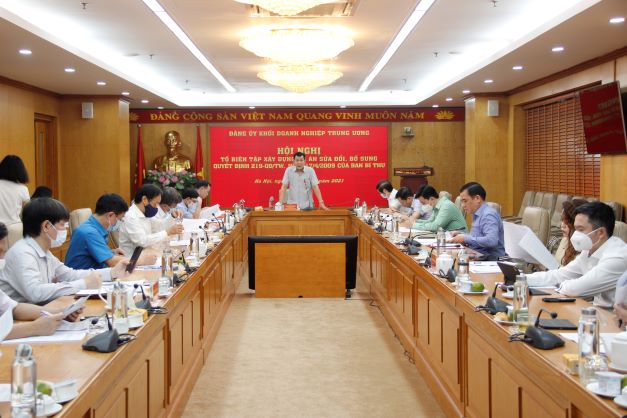 Đồng chí Nguyễn Đức Phong - Phó Bí thư Thường trực Đảng ủy Khối, Phó Trưởng Ban Chỉ đạo, Tổ trưởng Tổ Biên tập phát biểu tại cuộc họp. 