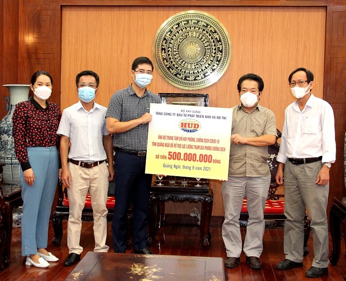 Đại diện lãnh đạo HUD trao biển tượng trưng số tiền hỗ trợ cho Tỉnh Quảng Ngãi.