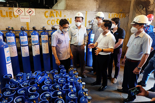 hó Thủ tướng Vũ Đức Đam rất xúc động khi đến thăm Trạm bơm oxy Thủ Đức vừa được khai trương ngày 4/9/2021.
