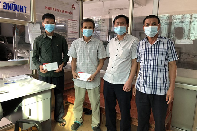 Ông Đỗ Đình Trường - Phó Chủ tịch Công đoàn Tổng Công ty Thép - CTCP (thứ hai từ phải sang) trao hỗ trợ cho NLĐ thực hiện “3 tại chỗ”. 