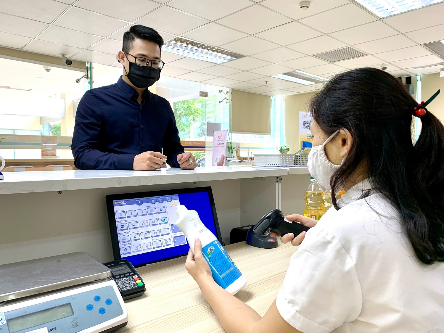 Khách hàng có thể đối chiếu chính xác mã hàng, giá tiền và tổng tiền phải thanh toán ngay sau khi giao dịch nhờ việc tích hợp các nền tảng công nghệ.