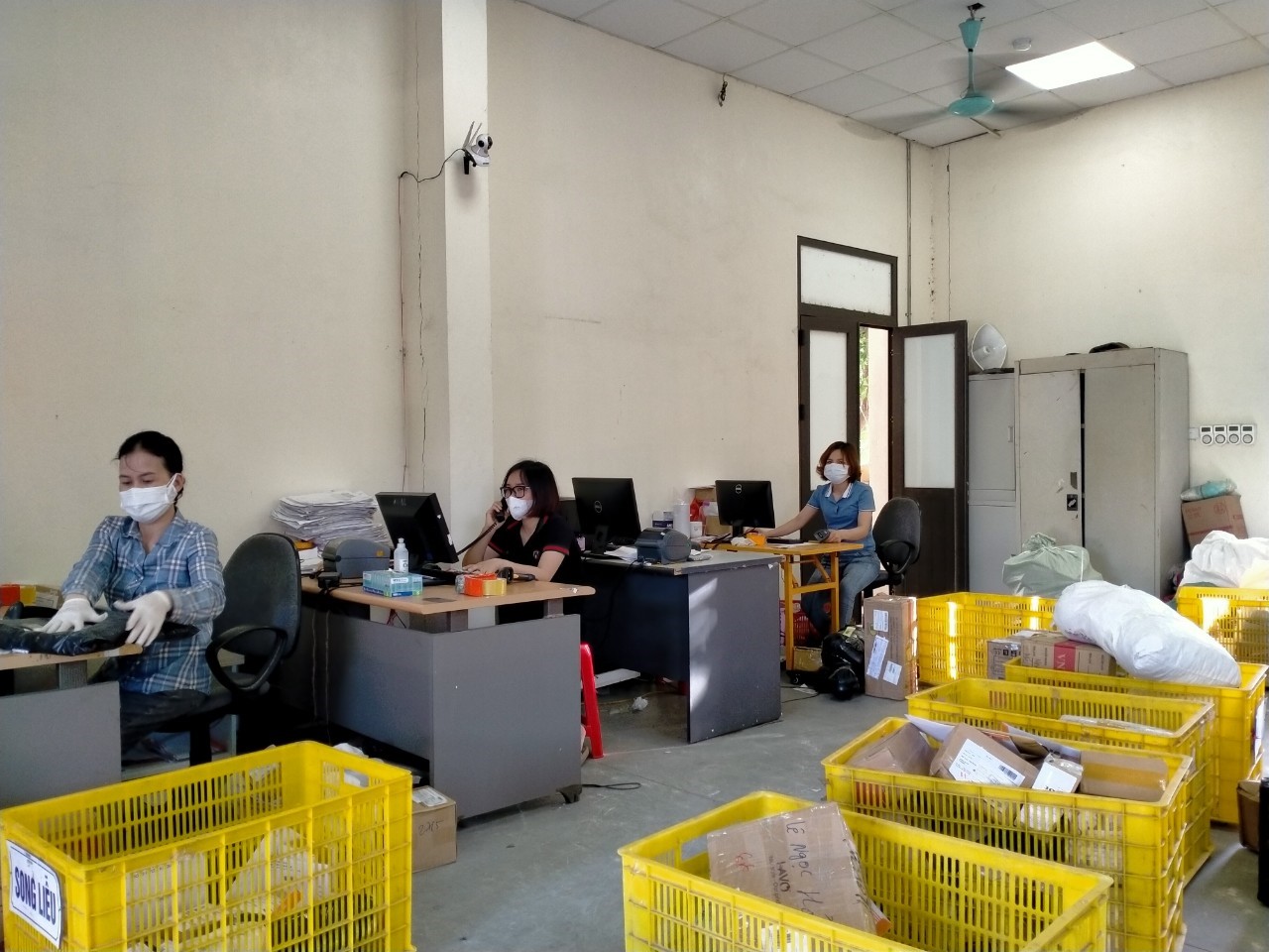 Nguyễn Thị Lam – Trưởng Bưu cục phát của Bưu điện huyện Thuận Thành (ngồi bàn đầu)