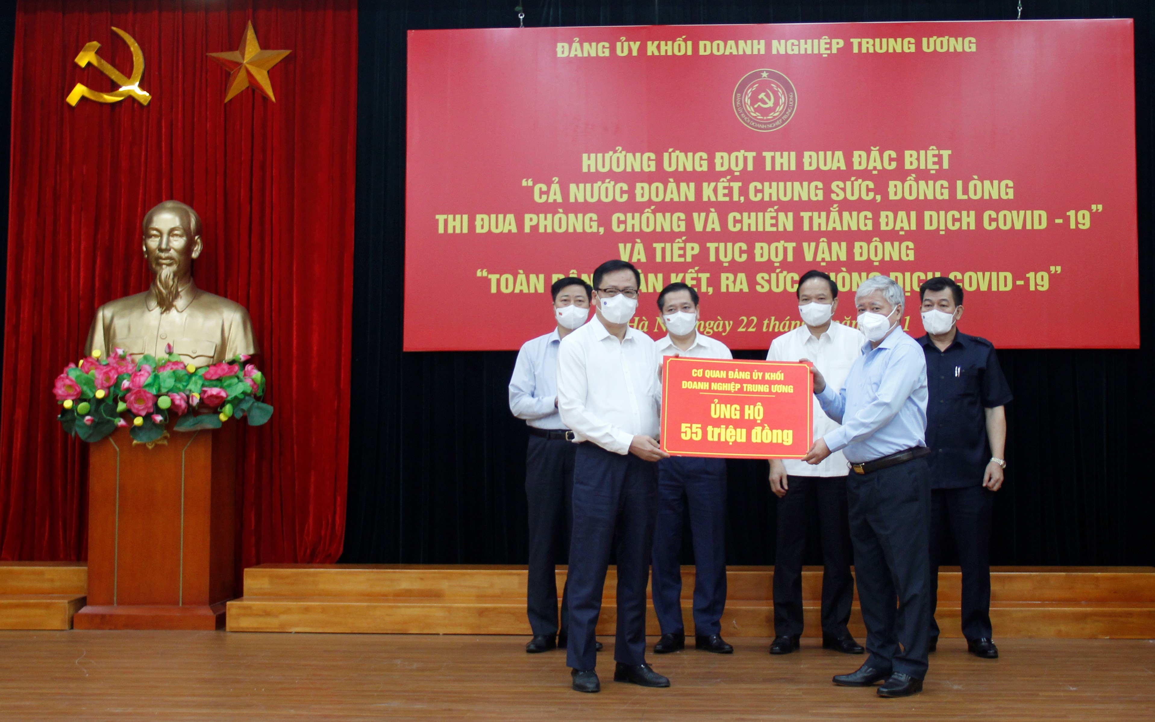 Đảng ủy Cơ quan Đảng ủy Khối trao tiền quyên góp ủng hộ.