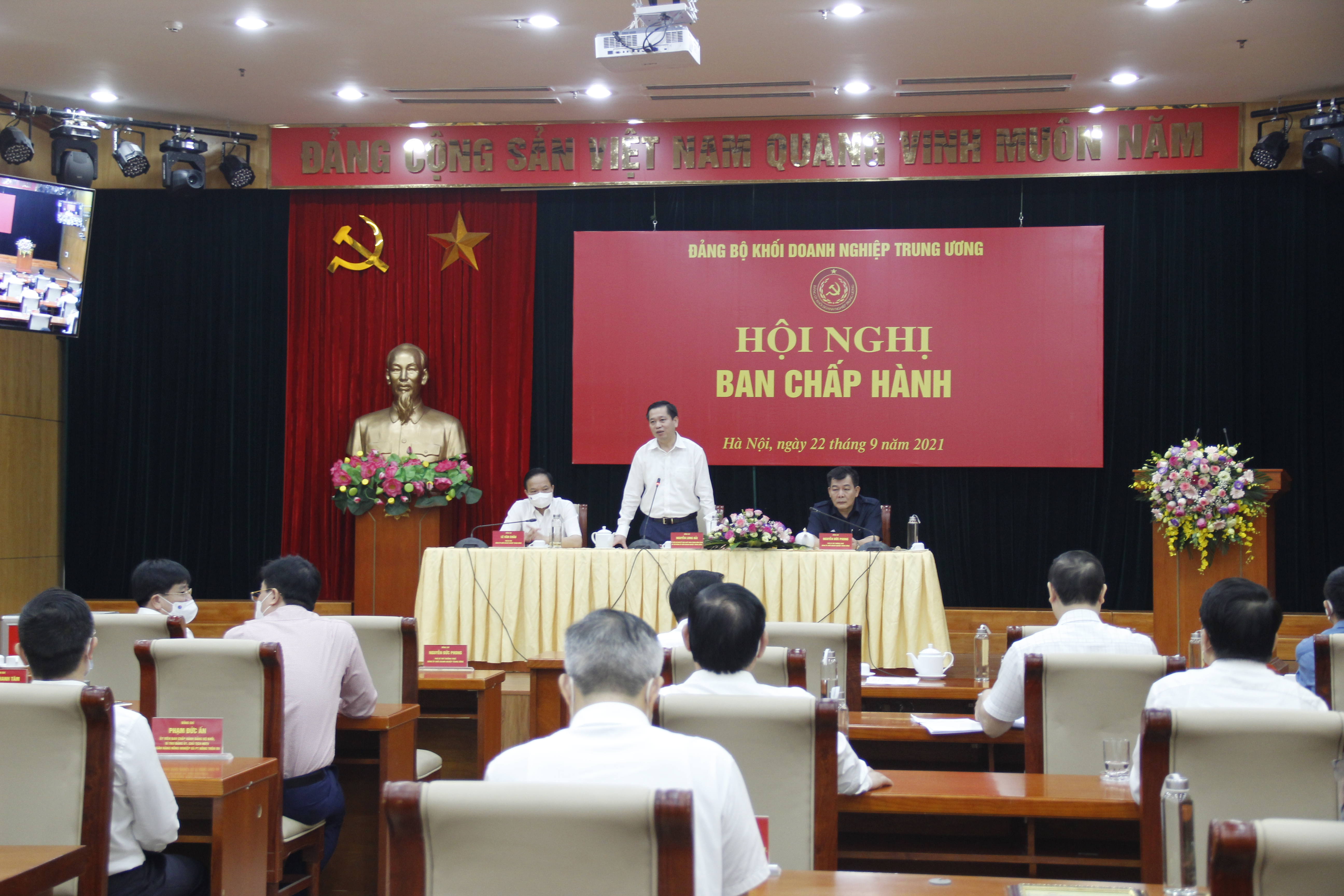 Đồng chí Nguyễn Long Hải, Ủy viên dự khuyết BCH Trung ương Đảng, Bí thư Đảng ủy Khối phát biểu chỉ đạo Hội nghị.