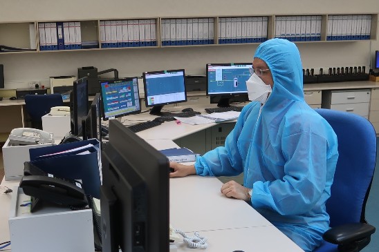 Người lao động Dầu khí kiểm tra hệ thống điều khiển.