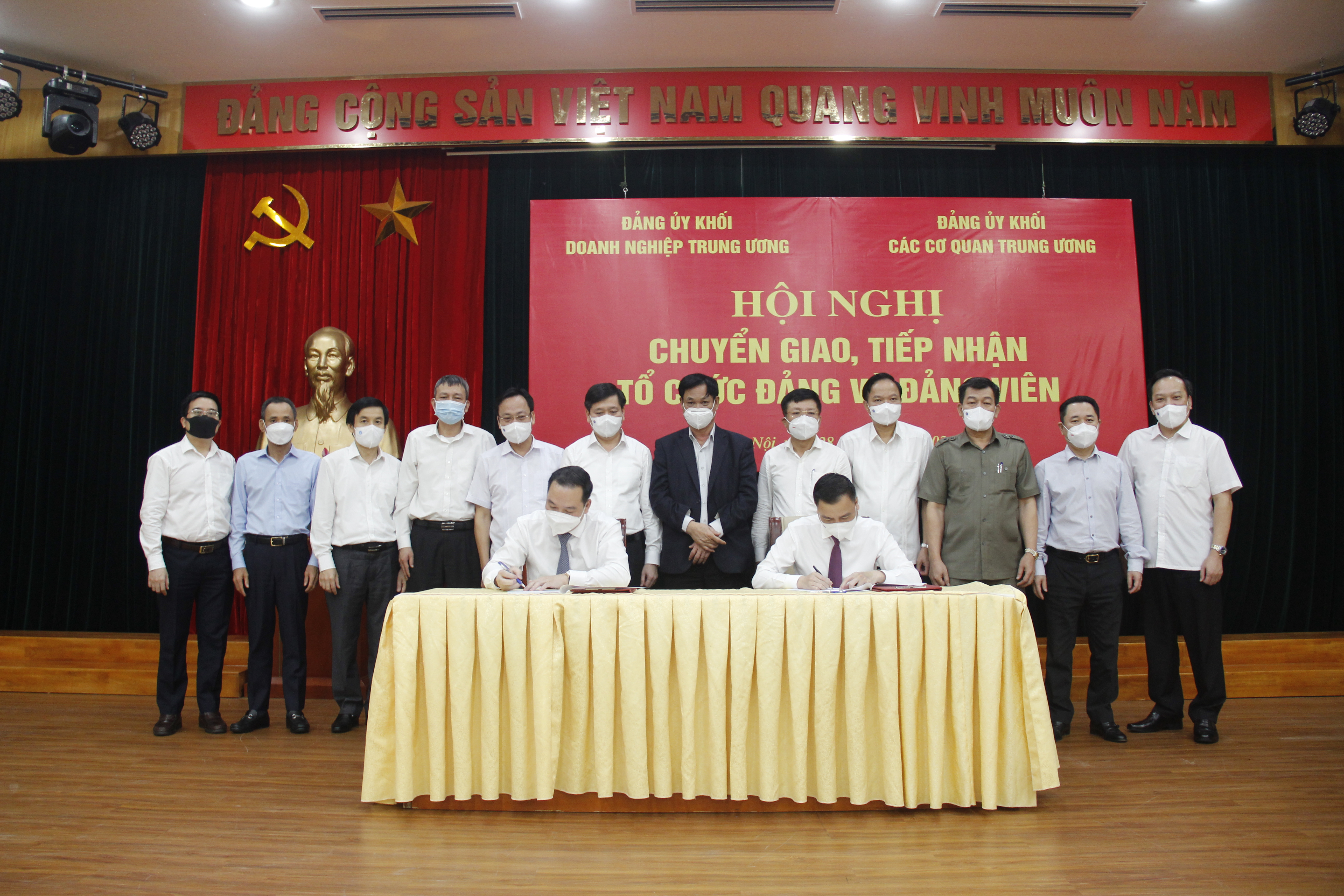 Trưởng Ban Tổ chức Đảng ủy Khối Doanh nghiệp Trung ương và Trưởng Ban Tổ chức Đảng ủy Khối các cơ quan Trung ương ký biên bản bàn giao sổ sách đảng viên và hồ sơ đảng viên.