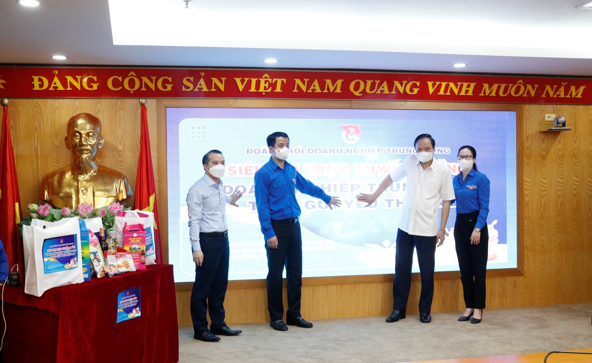 Các đại biểu bấm nút ra mắt, giới thiệu 