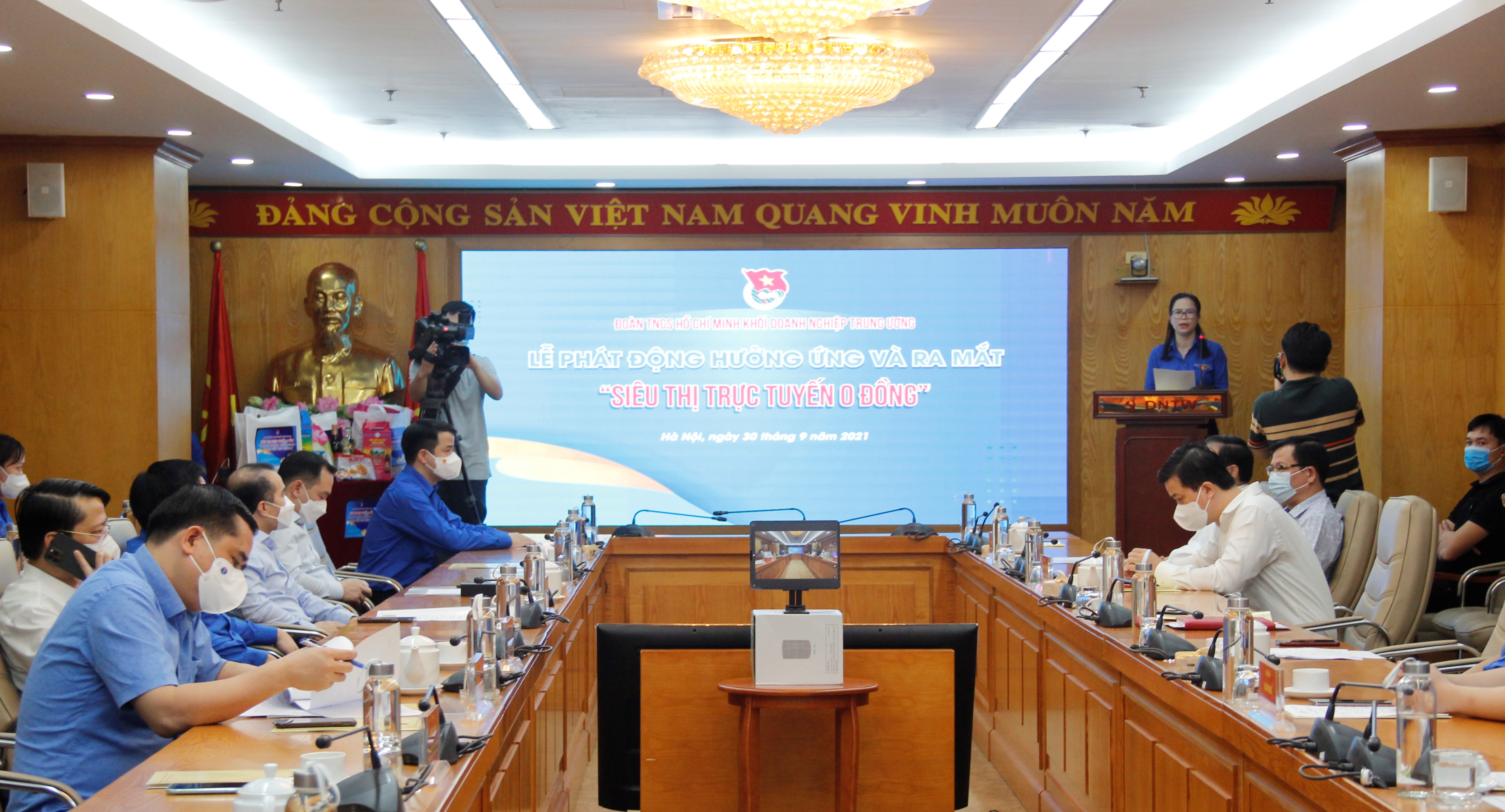 Đồng chí Hoàng Thị Minh Thu, Ủy viên Ban Chấp hành Đảng bộ Khối, Ủy viên Ban Thường vụ Trung ương Đoàn, Bí thư Đoàn Khối Doanh nghiệp Trung ương phát động chương trình 