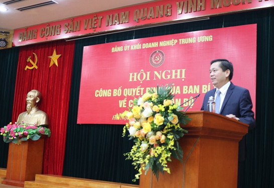 Đồng chí Nguyễn Long Hải, Ủy viên dự khuyết Trung ương Đảng, Bí thư Đảng ủy Khối Doanh nghiệp Trung ương phát biểu giao nhiệm vụ cho đồng chí tân Phó Bí thư Đảng ủy Khối