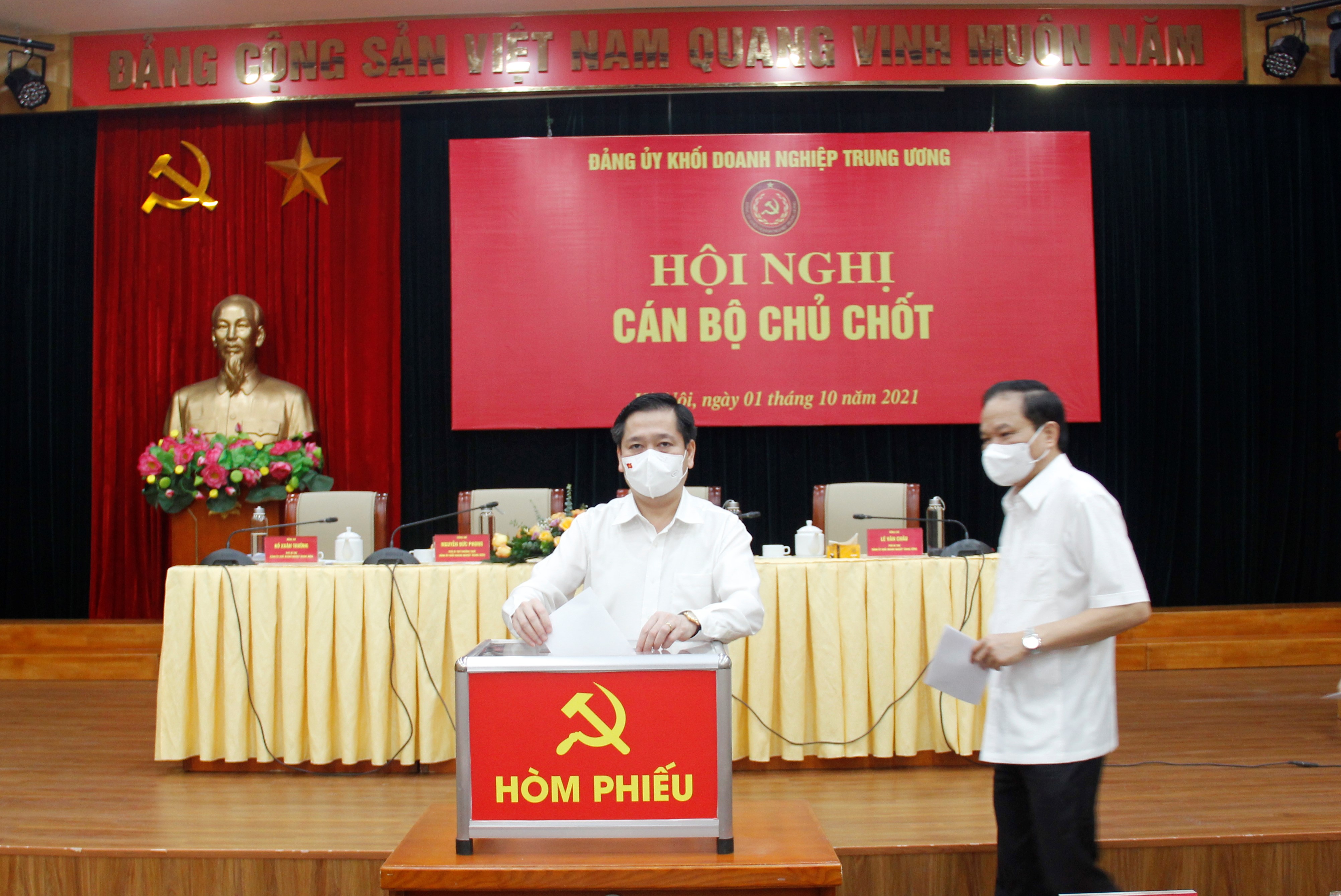 Các đại biểu bỏ phiếu giới thiệu nhân sự kiện toàn, bổ sung Ban Thường vụ Đảng ủy Khối.