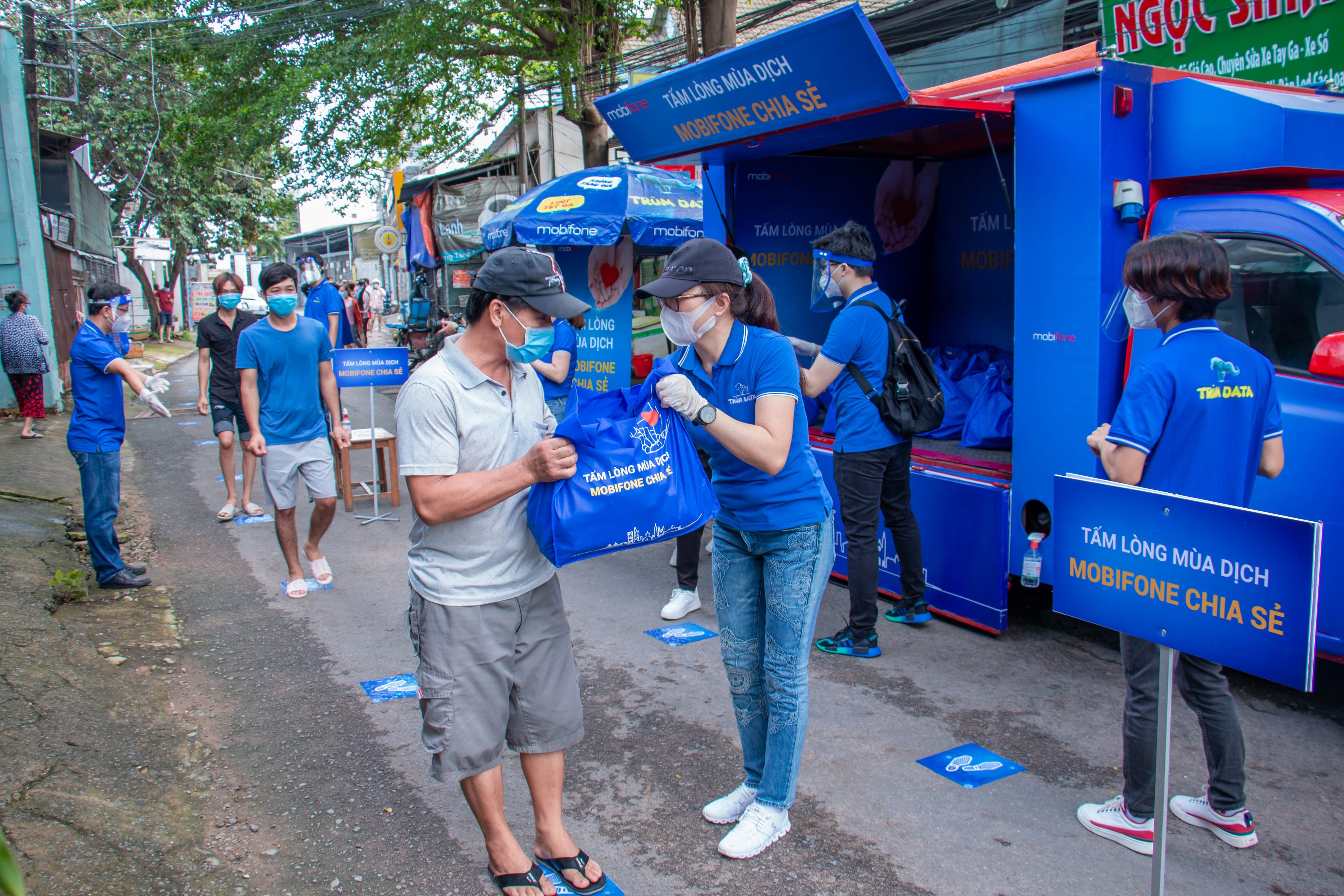 Mobifone hỗ trợ người dân vượt qua đại dịch COVID-19.