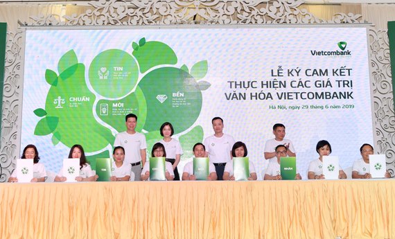 Đại diện tổ công đoàn các phòng/ban/trung tâm tại TSC ký cam kết thể hiện, ứng dụng 5 giá trị văn hoá vào trong công việc hàng ngày của các đơn vị.