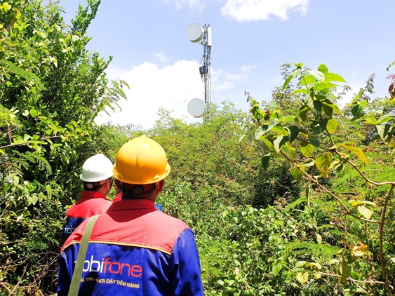 Niềm vui của cán bộ kỹ thuật MobiFone khi đem sóng về với xã đảo.