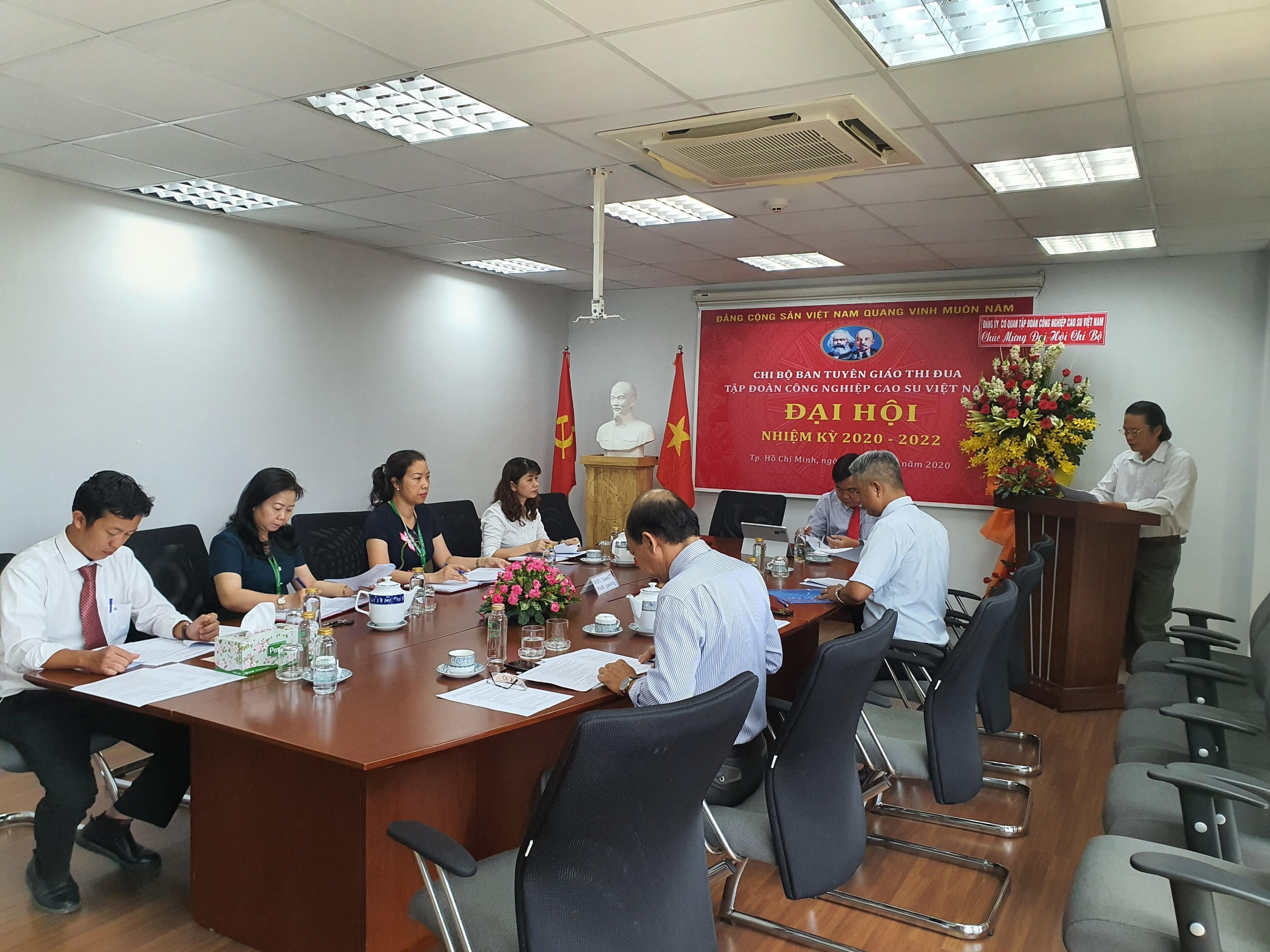 Một buổi sinh hoạt của Chi bộ Tuyên giáo Thi đua VRG.