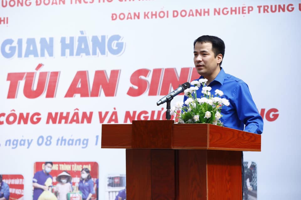 Đồng chí Ngô Văn Cương, Bí thư BCH Trung ương Đoàn TNCS Hồ Chí Minh phát biểu tại Lễ Khai trương Gian hàng “Triệu túi an sinh” Edit Like Comment Share