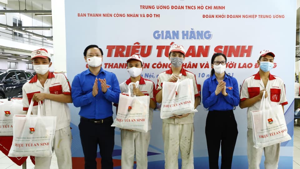 Đồng chí Trần Hữu, Uỷ viên Ban Thường vụ, Trưởng ban Thanh niên Công nhân và đô thị Trung ương Đoàn và đồng chí Hoàng Thị Minh Thu, Uỷ viên Ban Thường vụ Trung ương Đoàn, Bí thư Đoàn Khối Doanh nghiệp Trung ương trao tặng các túi an sinh cho thanh niên công nhân có hoàn cảnh khó khăn.
