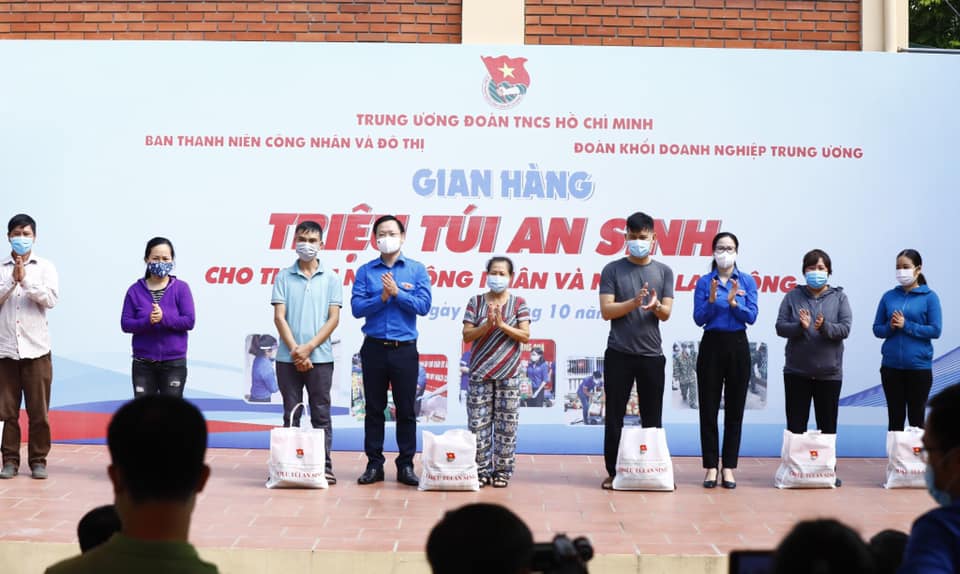 Đồng chí Trần Hữu, Uỷ viên Ban Thường vụ, Trưởng ban Thanh niên Công nhân và đô thị Trung ương Đoàn và đồng chí Hoàng Thị Minh Thu, Uỷ viên Ban Thường vụ Trung ương Đoàn, Bí thư Đoàn Khối Doanh nghiệp Trung ương trao tặng các túi an sinh các hộ gia đình, người lao động trên địa bàn Quận Tây Hồ, Hà Nội . Edit Like Comment Share