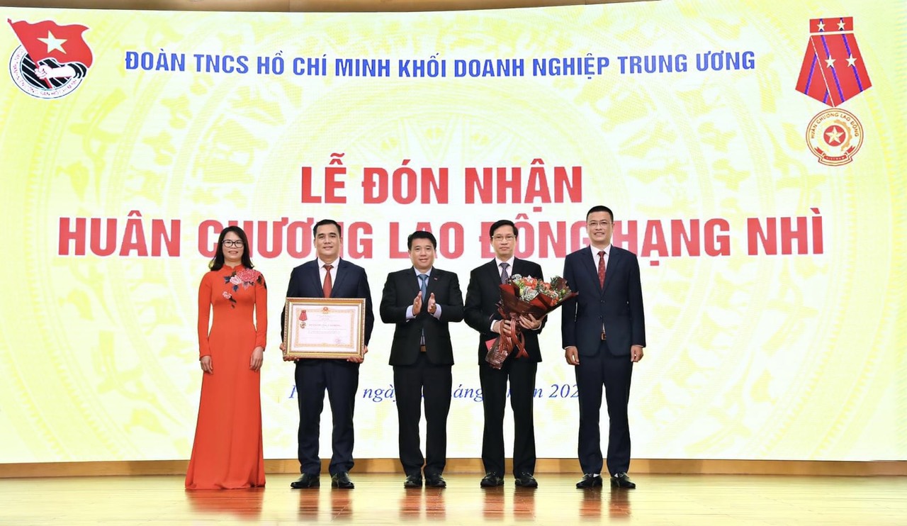 Thường trực Đoàn Khối các thời kỳ đại diện tập thể Đoàn Khối đón nhận Huân chương lao động hạng nhì (năm 2020).