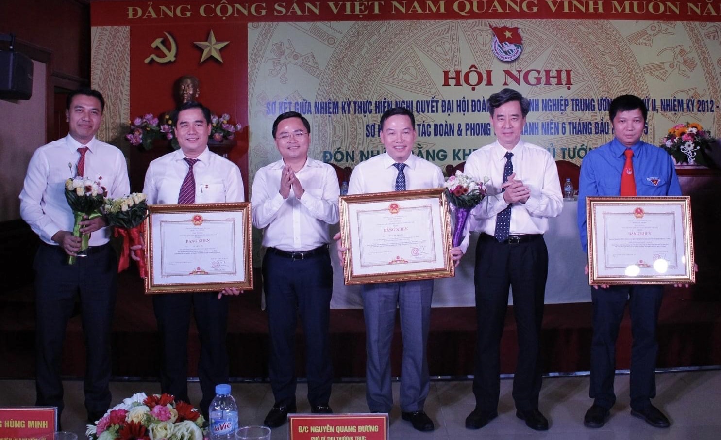 Đồng chí Nguyễn Quang Dương, Phó Bí thư Thường trực Đảng ủy Khối và đồng chí Nguyễn Anh Tuấn, Bí thư Trung ương Đoàn trao Bằng khen của Thủ tướng Chính phủ cho Đoàn Thanh niên Khối DNTW (năm 2015).