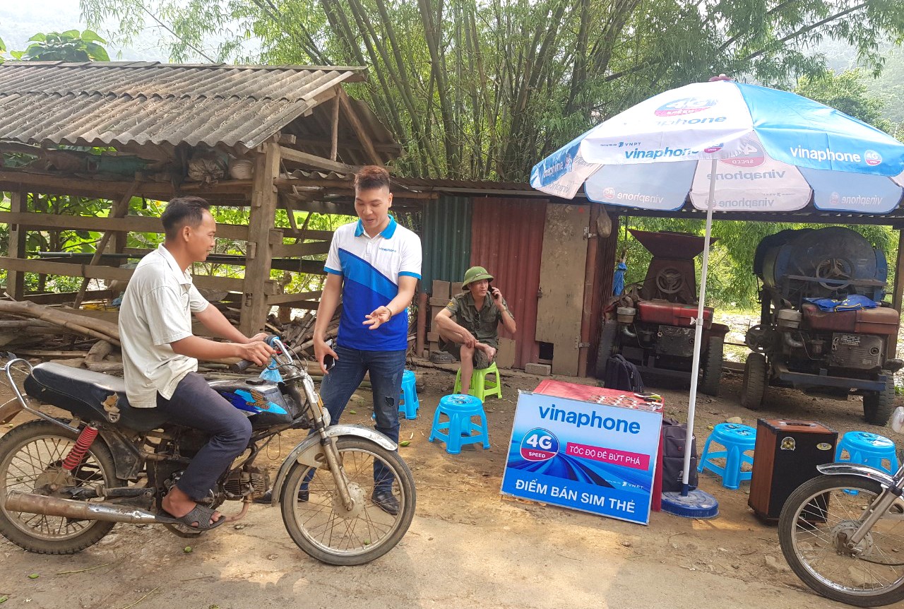 Trần Hồng Quân cởi mở, chia sẻ thông tin với khách hàng.