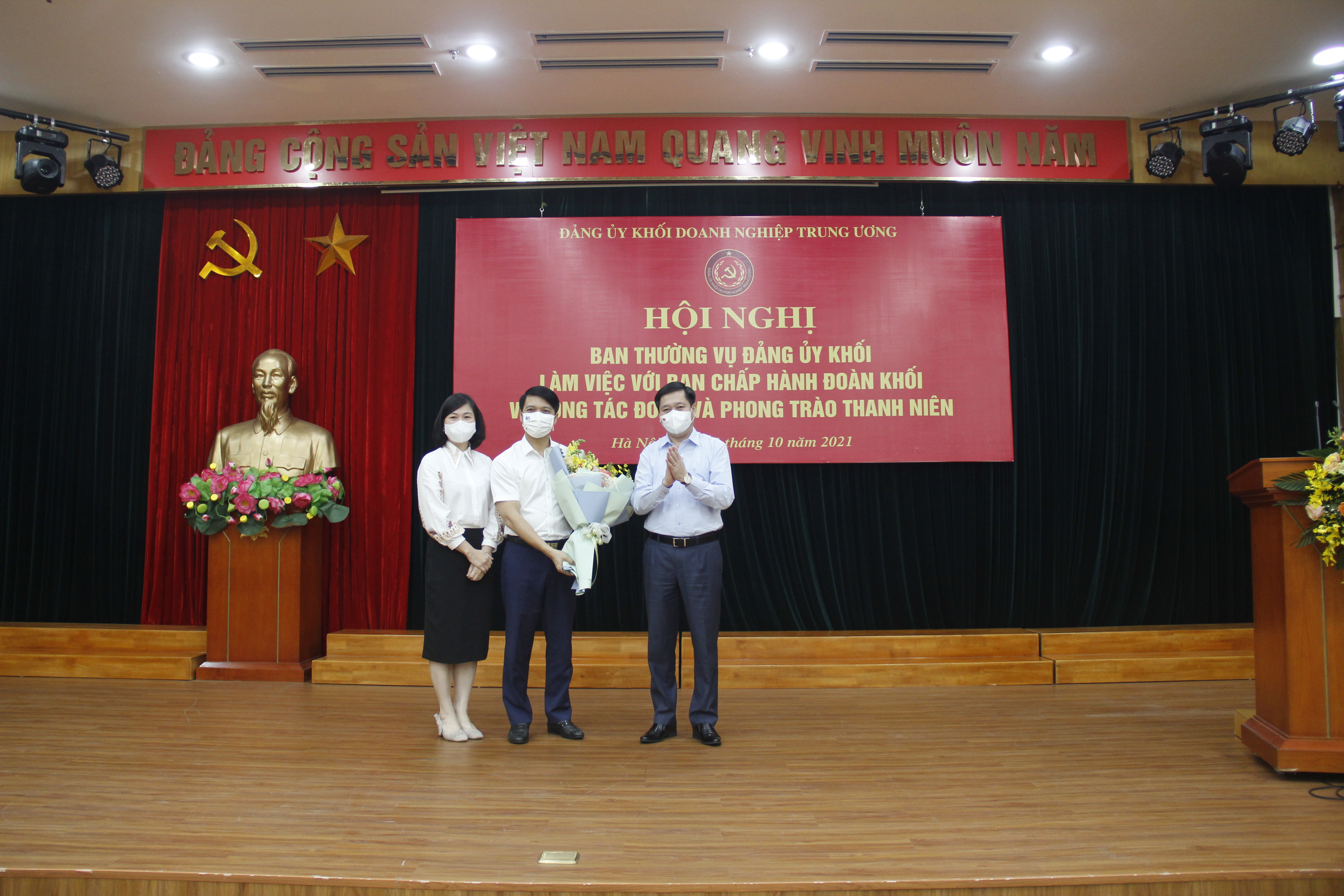 Đồng chí Nguyễn Long Hải tặng hoa chúc mừng đồng chí Nguyễn Ngọc Lương giữ chức Chủ tịch Hội Liên hiệp Thanh niên Việt Nam và đồng chí Trịnh Thị Mai Phương giữ chức Phó Chủ tịch Hội Liên hiệp Thanh niên Việt Nam.