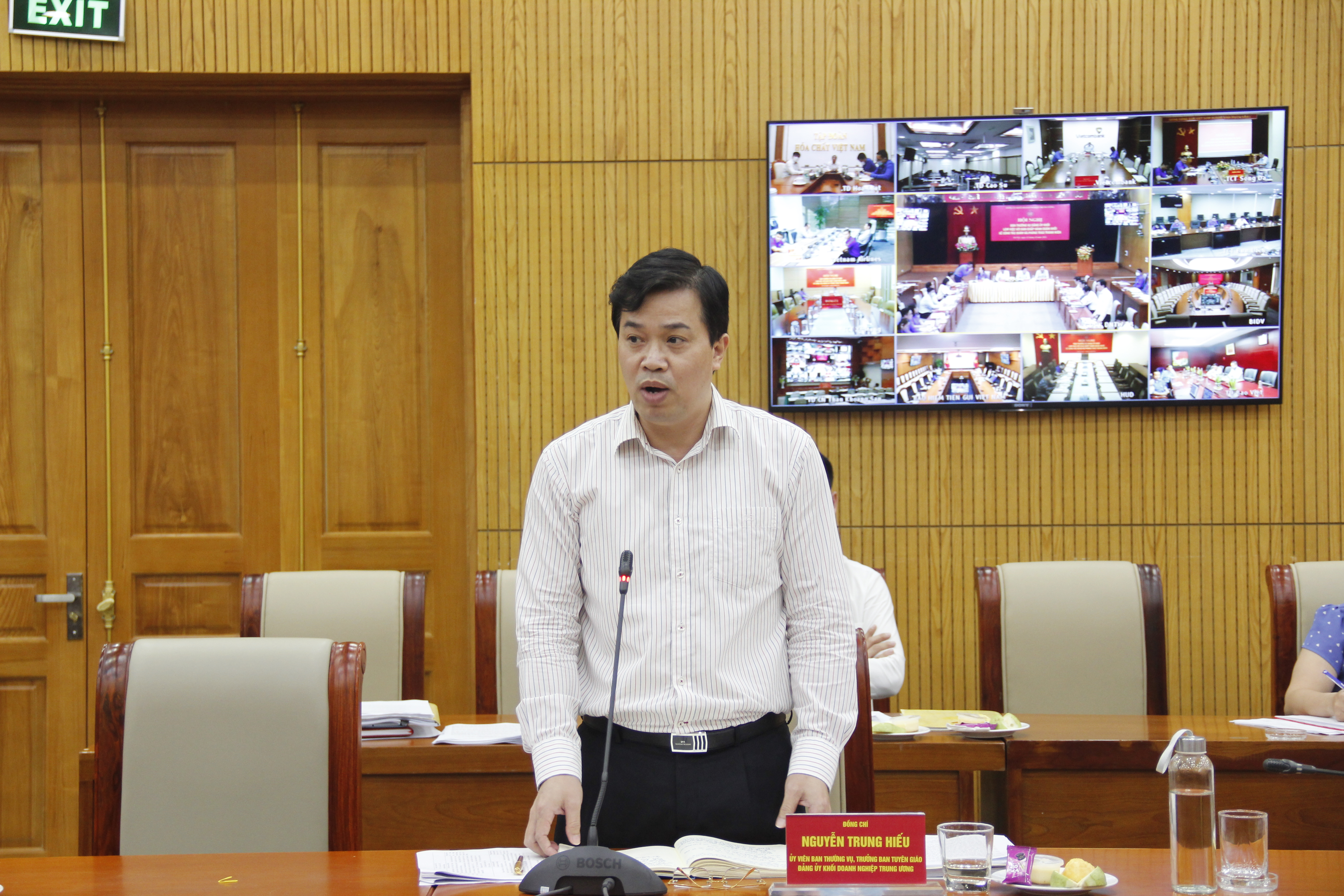 Đồng chí Nguyễn Trung Hiếu, UVBTV Đảng uỷ Khối DTNW, Trưởng Ban Tuyên giáo Đảng uỷ Khối DNTW phát biểu.