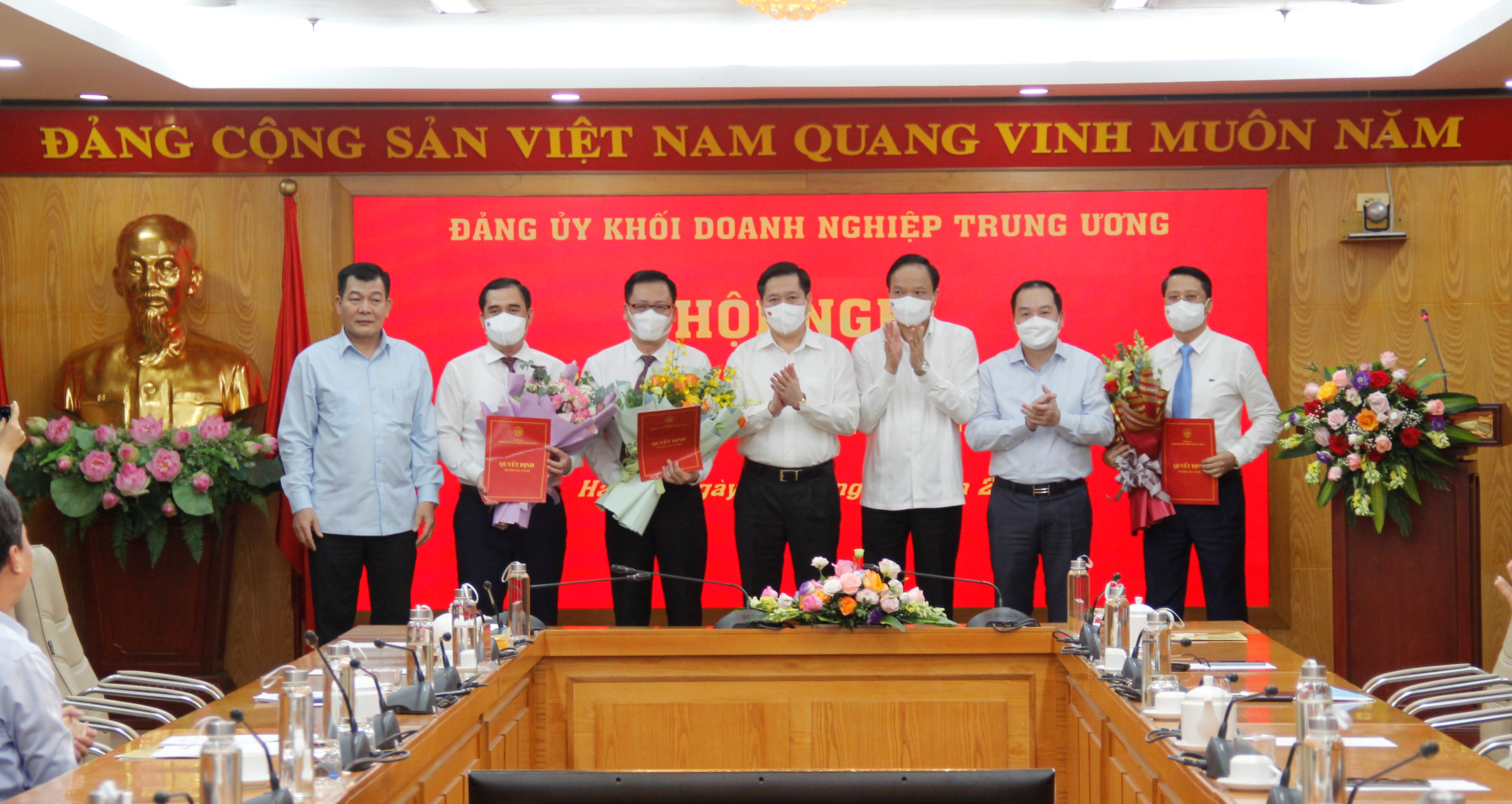 Thường trực Đảng ủy Khối Doanh nghiệp Trung ương chụp ảnh lưu niệm với 03 đồng chí nhận nhiệm vụ mới.