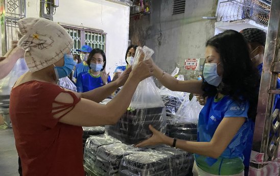 Đại diện BIDV tham gia tặng cơm đến đồng bào khó khăn.