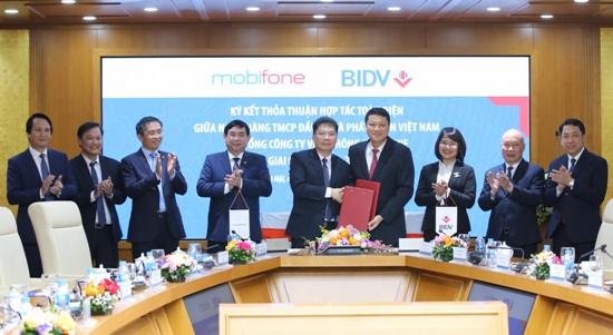 Đại diện lãnh đạo BIDV  và MobiFone ký kết Thỏa thuận hợp tác toàn diện giai đoạn 2021-2026.